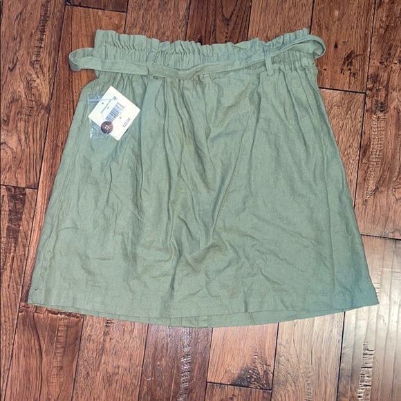 A green high waisted skirt - Picture 2 of 2